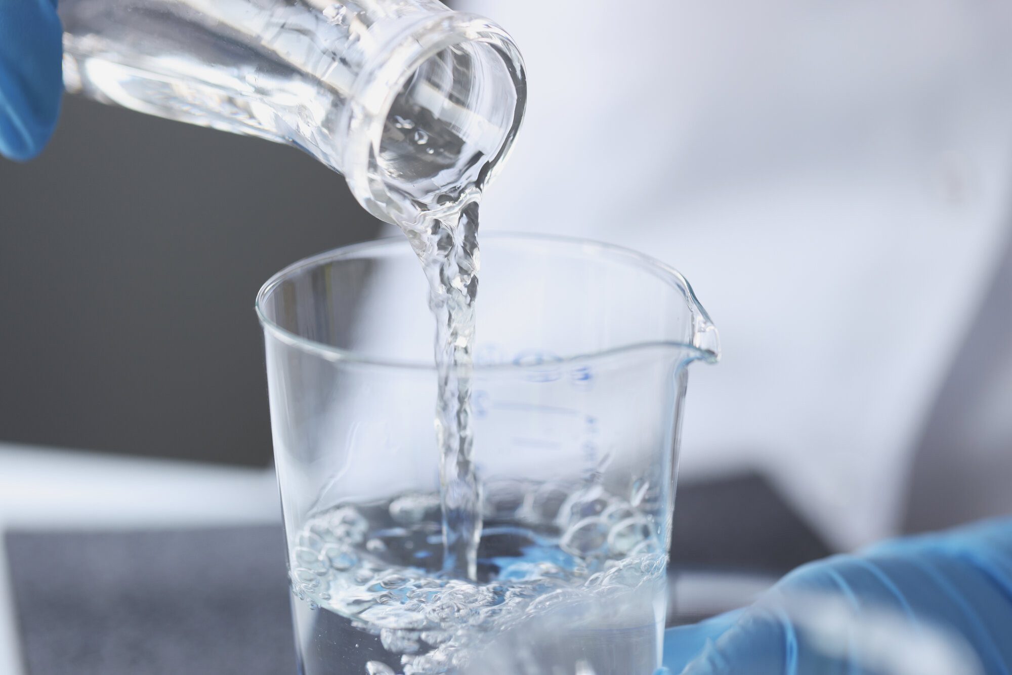 Es lo mismo el agua destilada que el agua desmineralizada