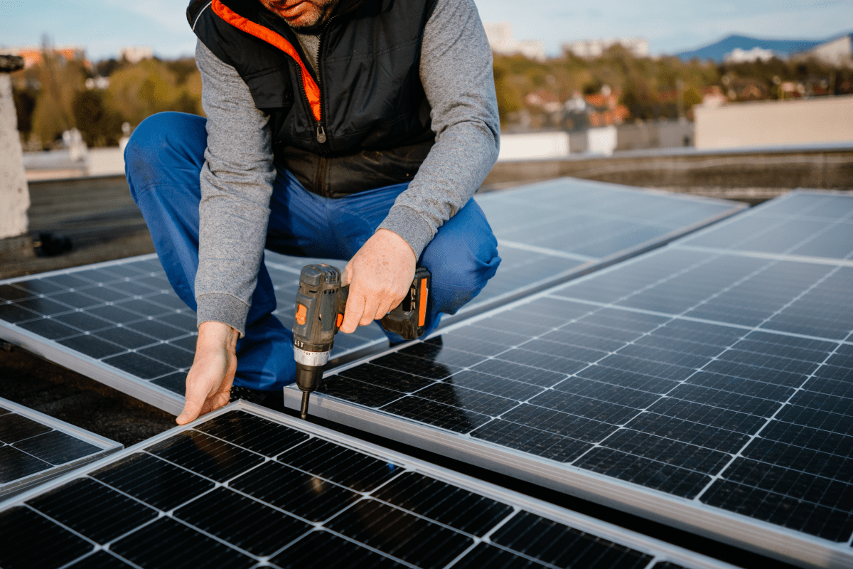 Cómo funcionan los paneles solares y cuál es su eficiencia