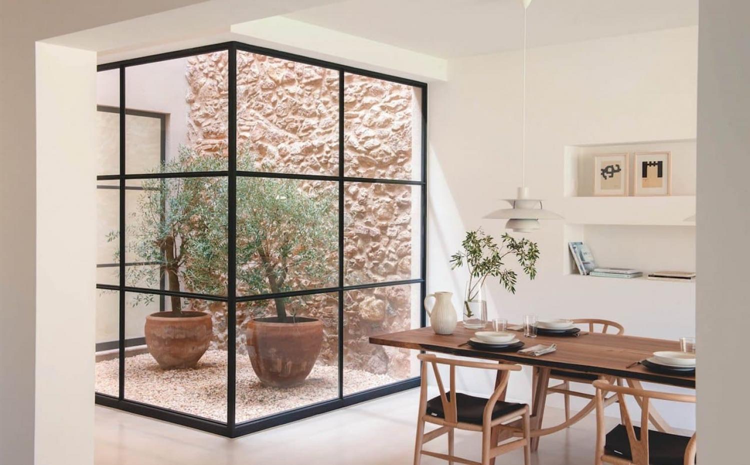 Cómo diseñar un patio de luz interior pequeño